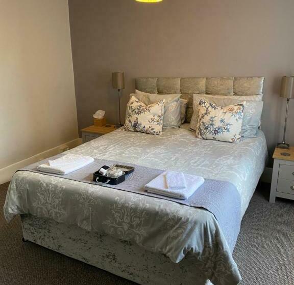 تختخواب و صبحانه The Old Brasserie & Rooms @ No.8