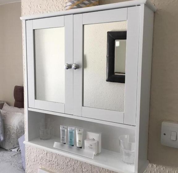 تختخواب و صبحانه The Old Brasserie & Rooms @ No.8