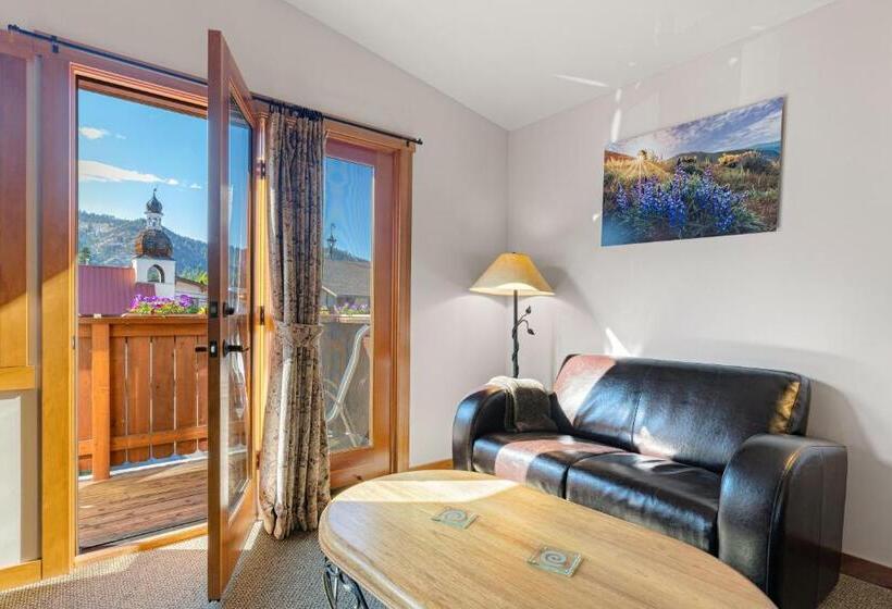 Отель Solstice Suites