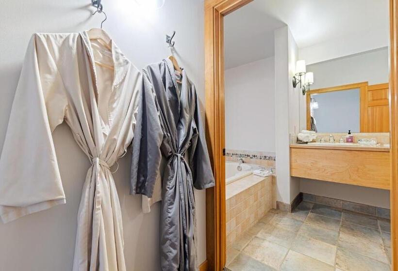 Отель Solstice Suites