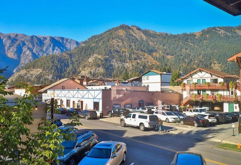 Отель Solstice Suites