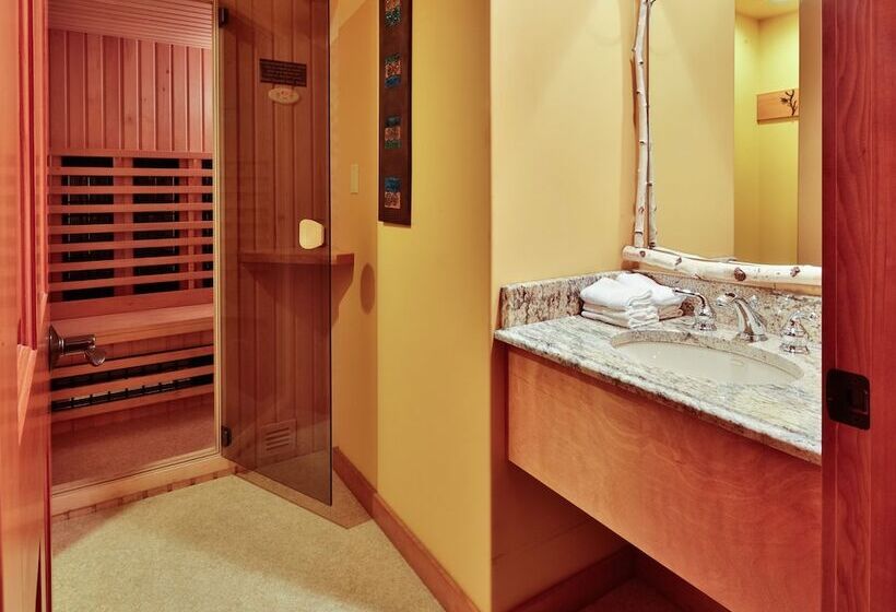 Отель Solstice Suites