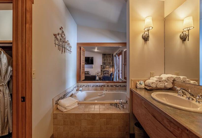 Отель Solstice Suites