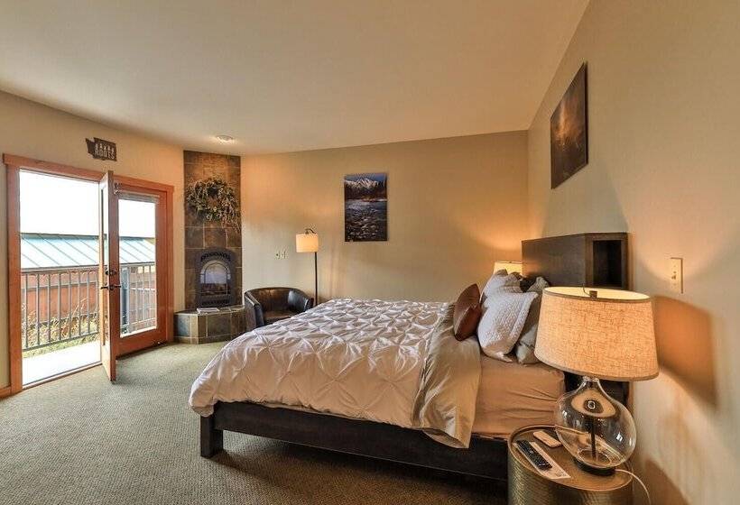 Отель Solstice Suites