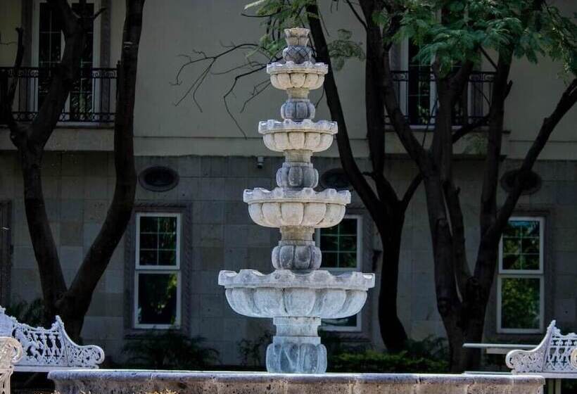 Otel The Lorian Club