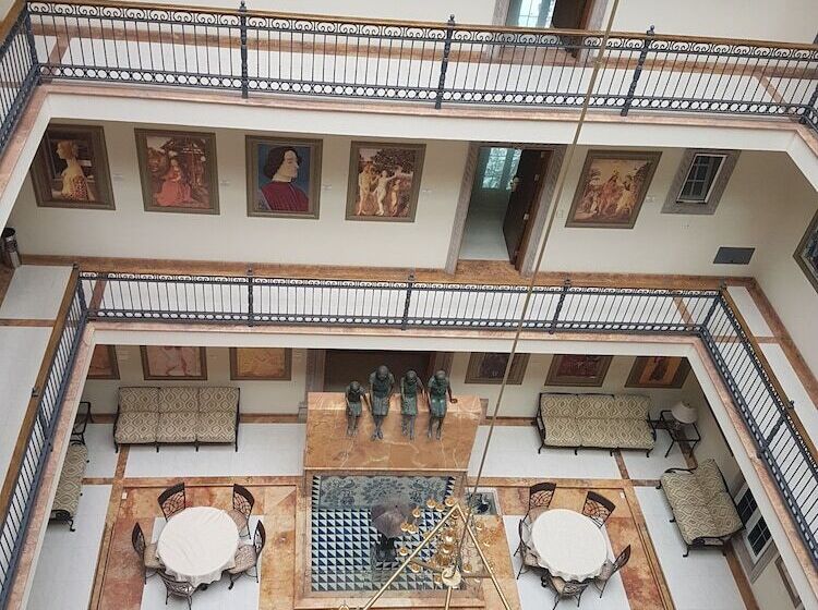 Otel The Lorian Club