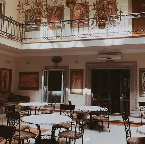 Otel The Lorian Club