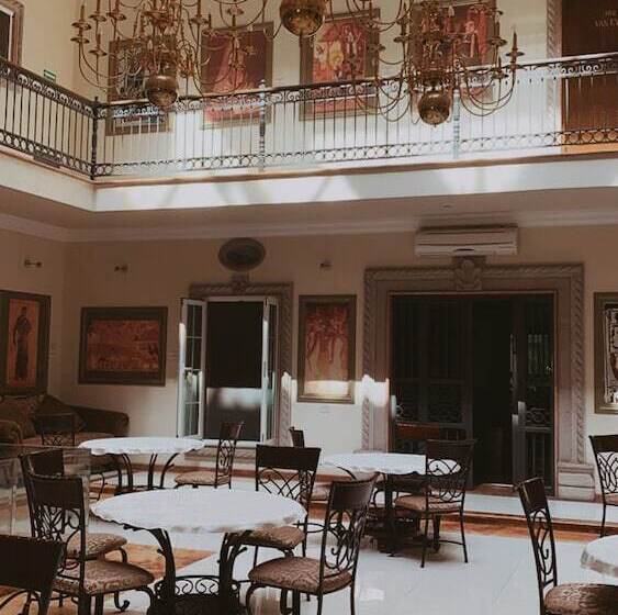 Otel The Lorian Club