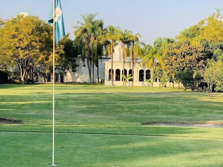 Otel The Lorian Club