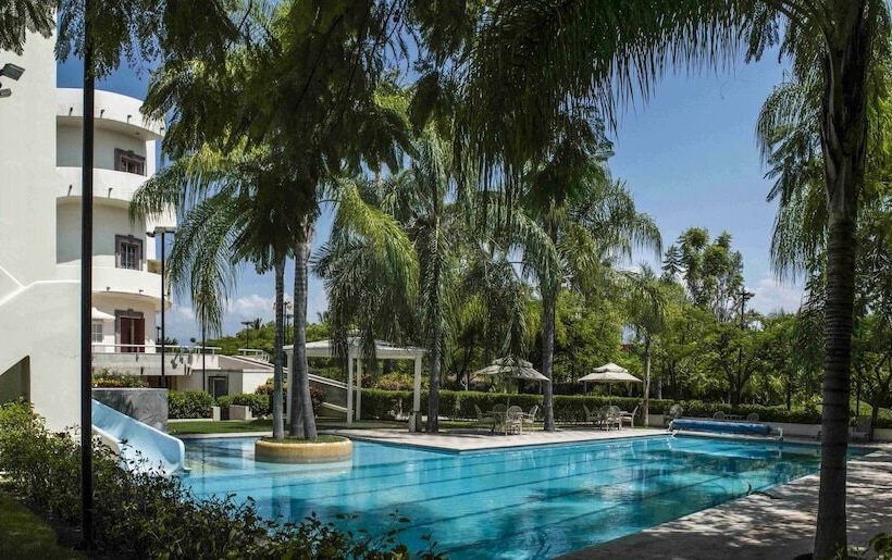 Otel The Lorian Club