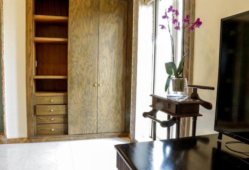 Otel The Lorian Club