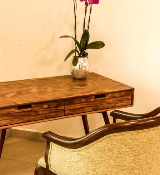 Otel The Lorian Club