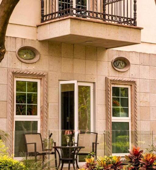 Otel The Lorian Club