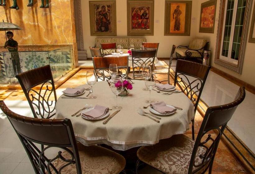 Otel The Lorian Club