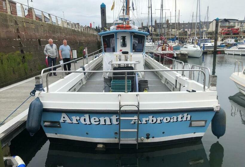 פנסיון Arbroath Angus Lodge