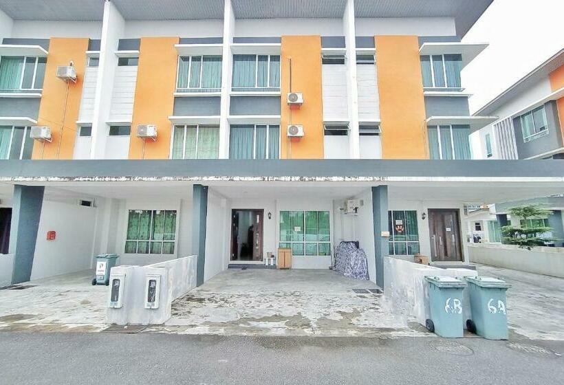 בית מלון כפרי Oyo 90187 Hello Kitty Homestay  Gated Sibu