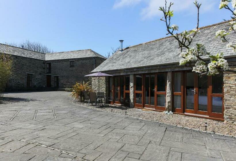 فندق Re Imagined Stone Barns In The Country Near The Coast
