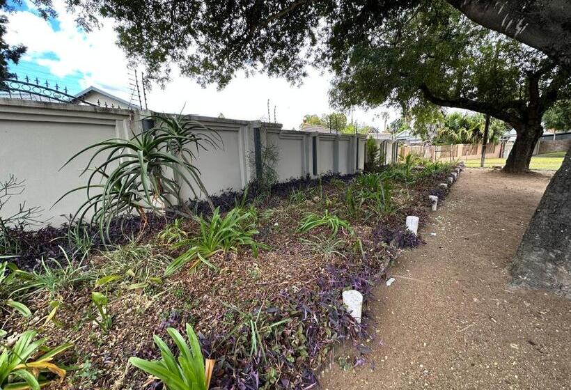 פנסיון Favour Guest House