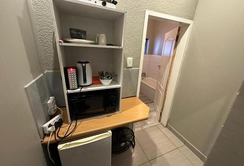 פנסיון Favour Guest House