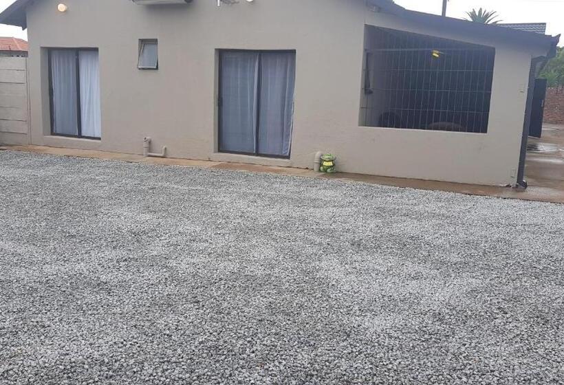 פנסיון Favour Guest House