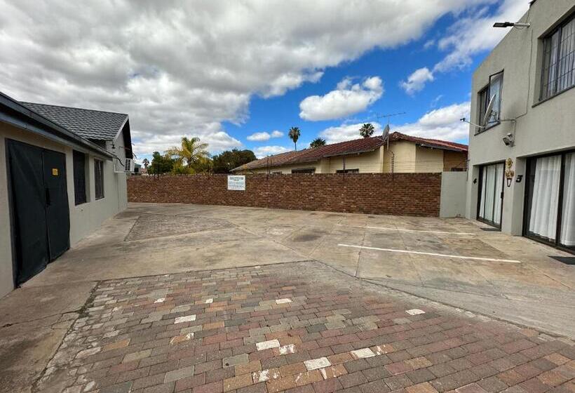 פנסיון Favour Guest House