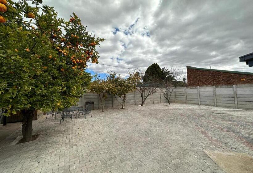 פנסיון Favour Guest House