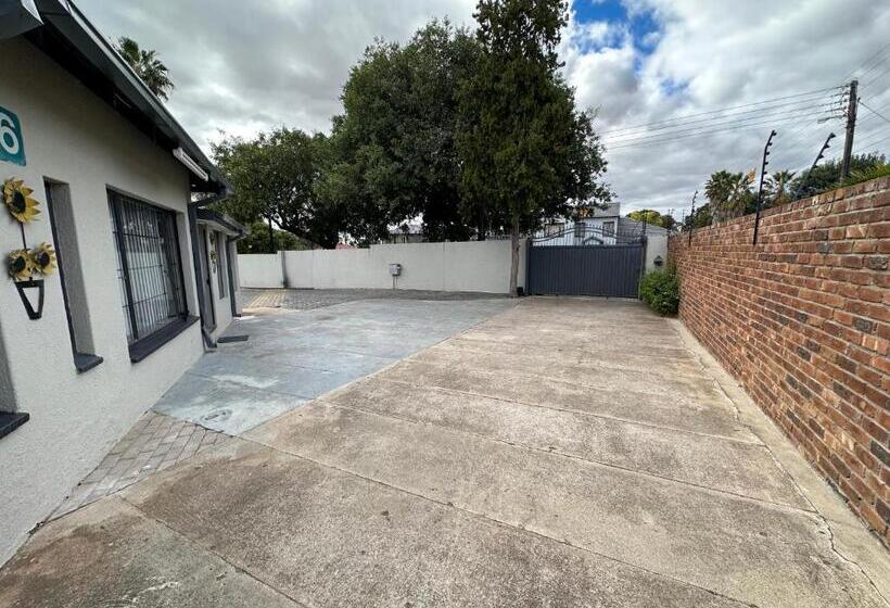 פנסיון Favour Guest House