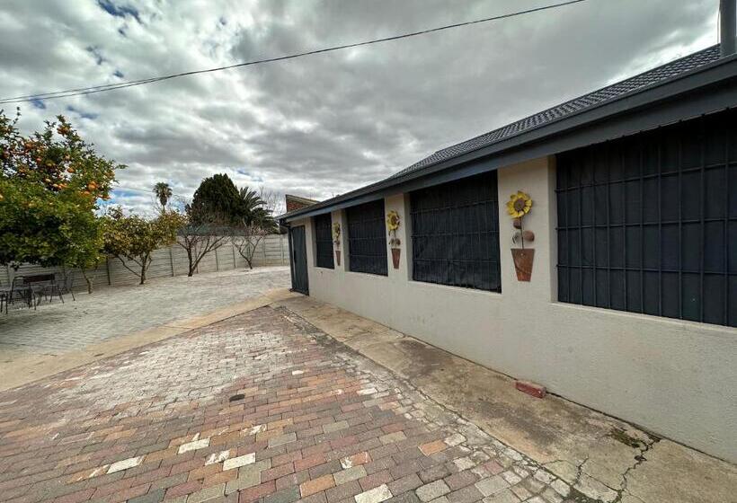 פנסיון Favour Guest House