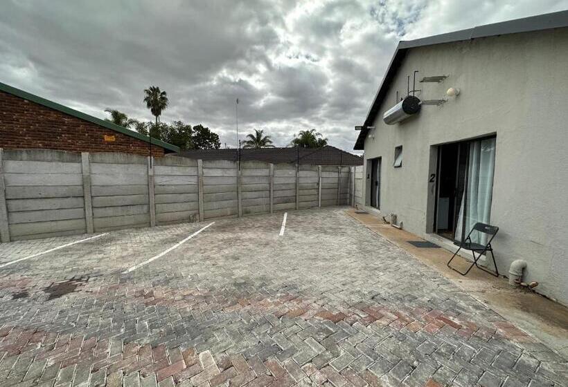 פנסיון Favour Guest House