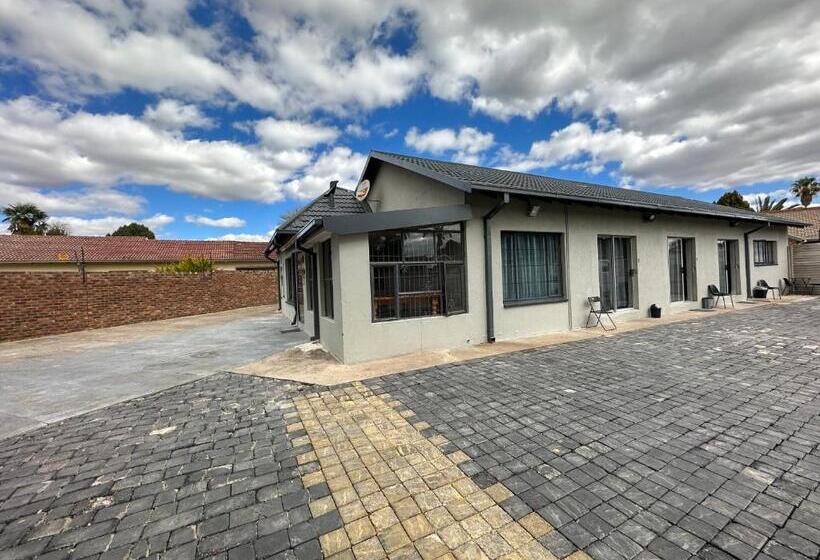 פנסיון Favour Guest House