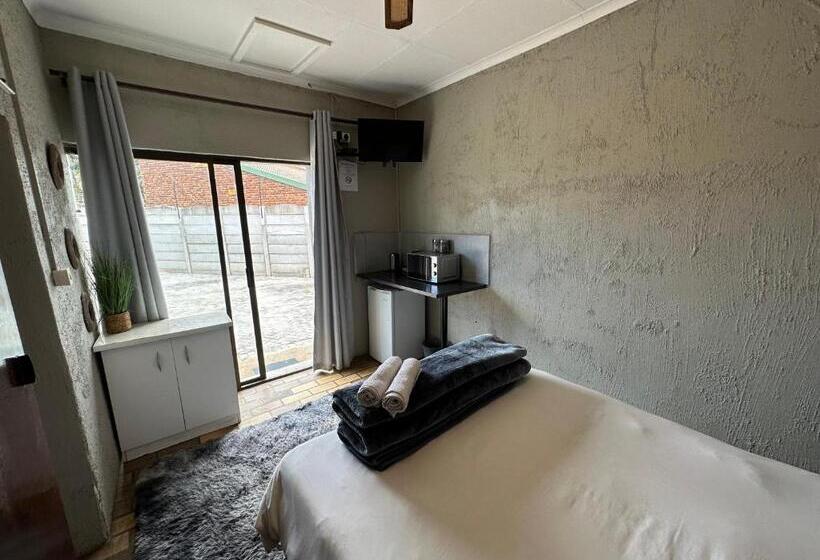 פנסיון Favour Guest House