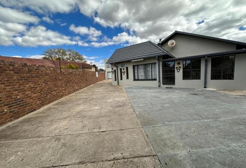 פנסיון Favour Guest House