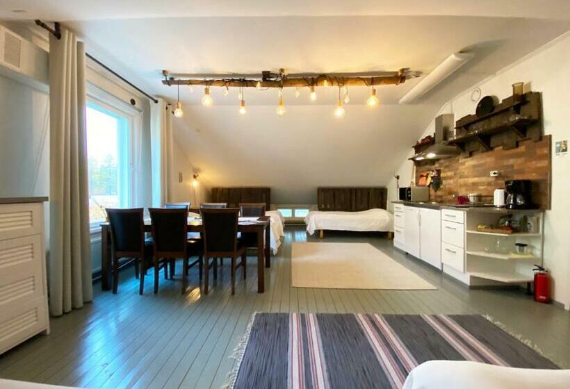 ペンション Lauri Historical Log House Manor