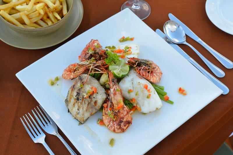 ホテル Cocotinos Sekotong, A Boutique Beach Resort & Spa