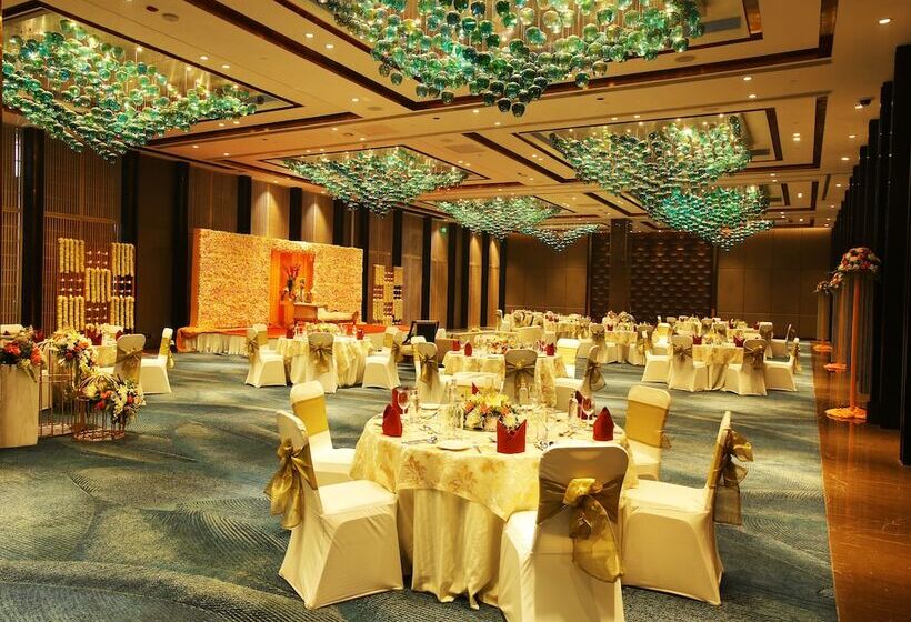 Отель Crowne Plaza New Delhi Mayur Vihar Noida, An Ihg