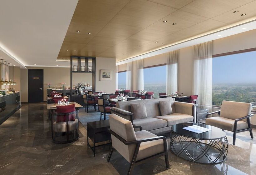 Отель Crowne Plaza New Delhi Mayur Vihar Noida, An Ihg