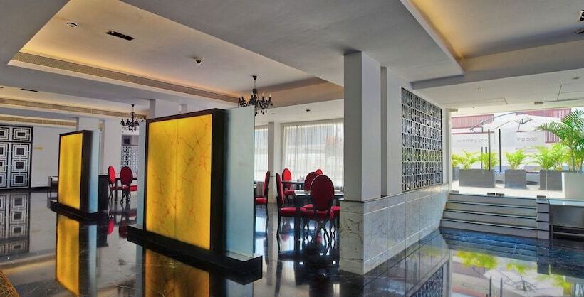 ホテル Ginger Dona Paula Goa