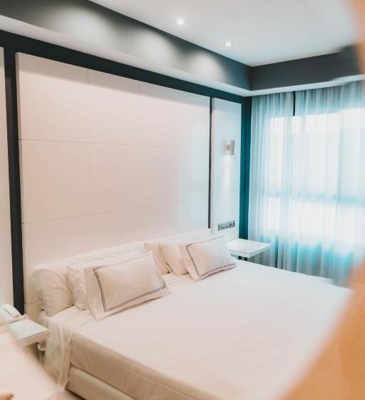 هتل Malaga Nostrum Airport