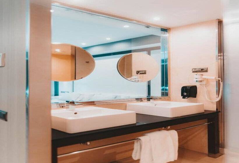 هتل Malaga Nostrum Airport