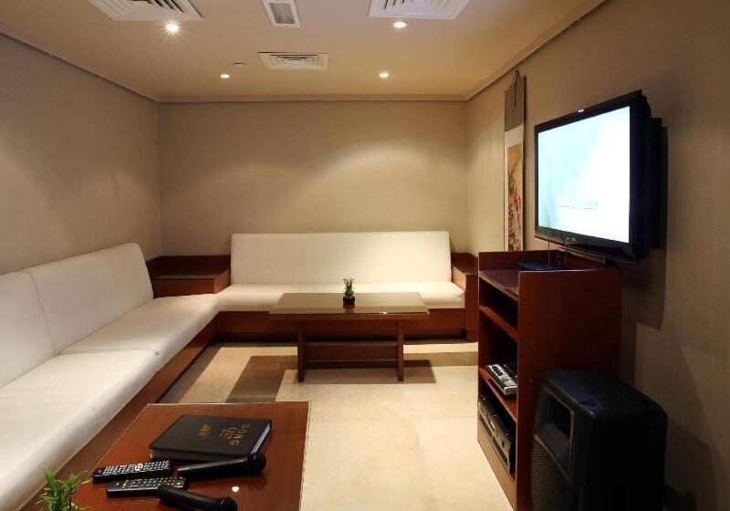 ホテル Ramada Downtown Abu Dhabi