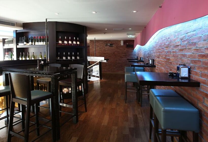 ホテル Ramada Downtown Abu Dhabi