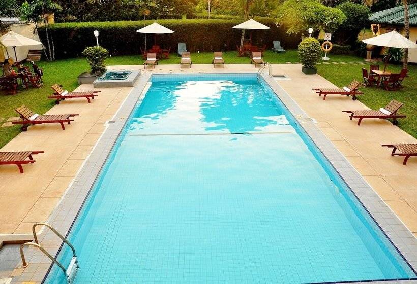 בית מלון כפרי Ramada Katunayake