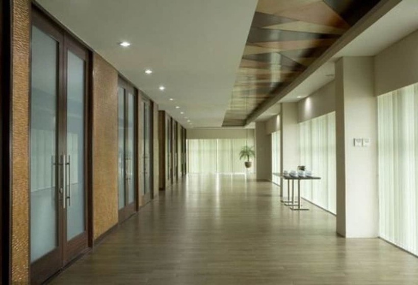 Отель Santika Bsd City Serpong