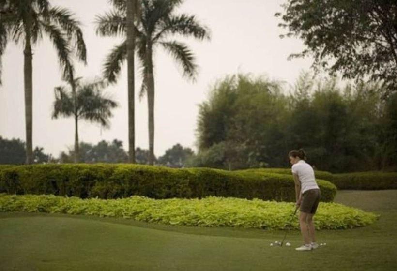 Отель Santika Bsd City Serpong