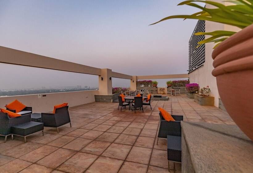 Отель Somerset Greenways Chennai