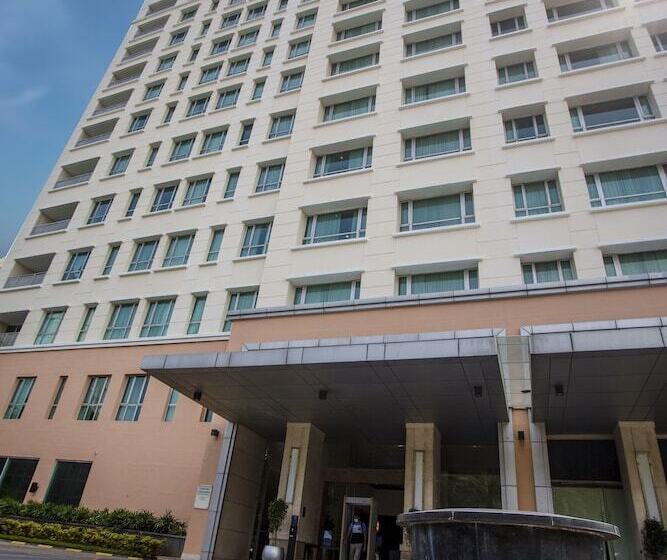 Отель Somerset Greenways Chennai