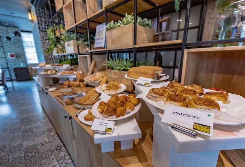 Отель Somerset Greenways Chennai