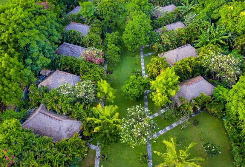 בית מלון כפרי Taman Selini Wahana Beach Resort