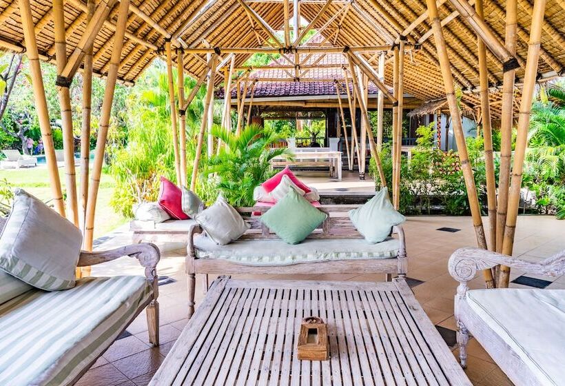 בית מלון כפרי Taman Selini Wahana Beach Resort