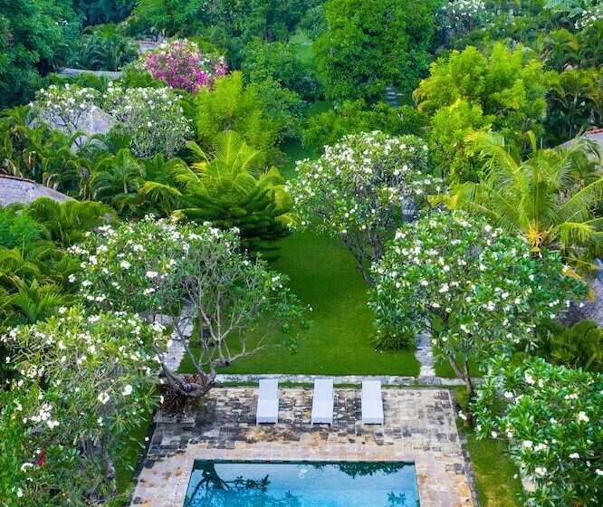 בית מלון כפרי Taman Selini Wahana Beach Resort